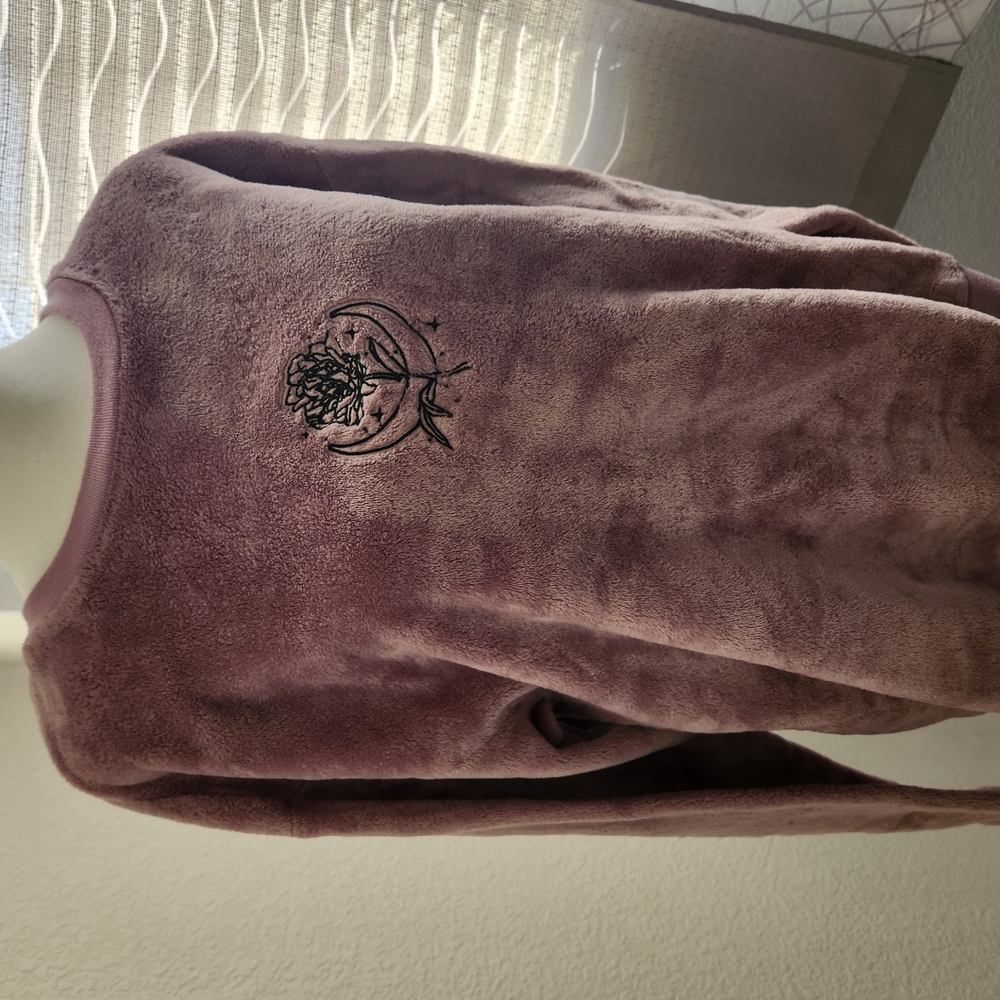 Plush Mauve Sweatshirt with Embroidered Design